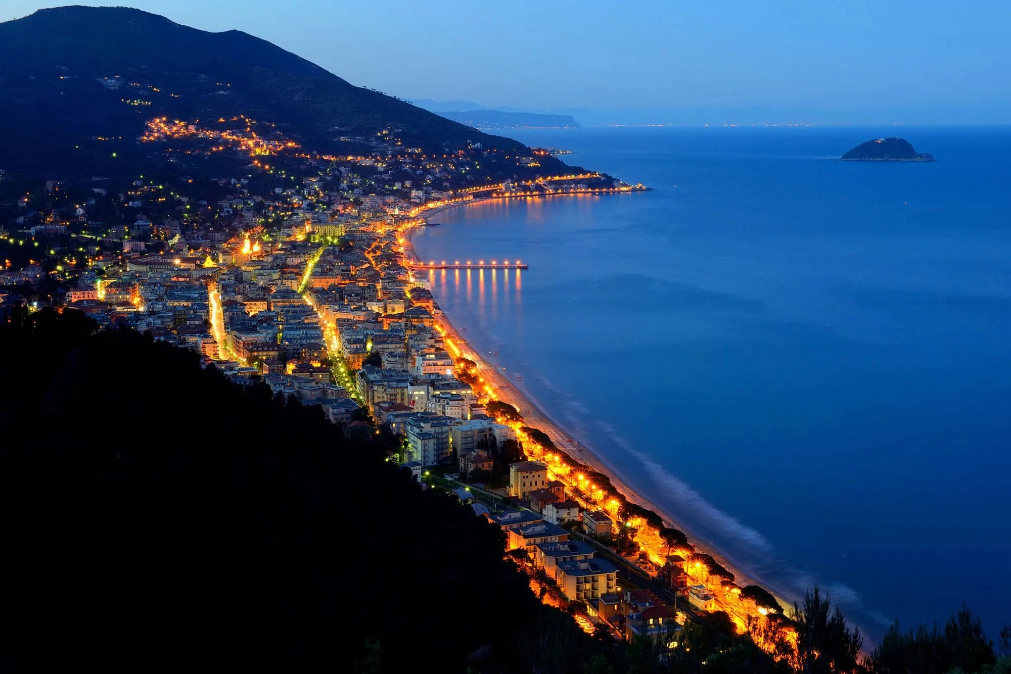 Alassio di notte, scorcio del lungomare illuminato