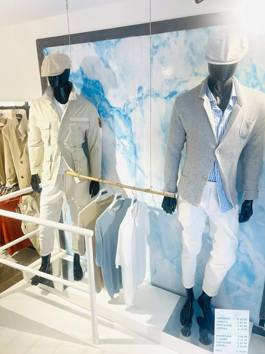 Manichini con sahariana chiara e cardigan a righe su bermuda bianco, look uomo Jila Alassio